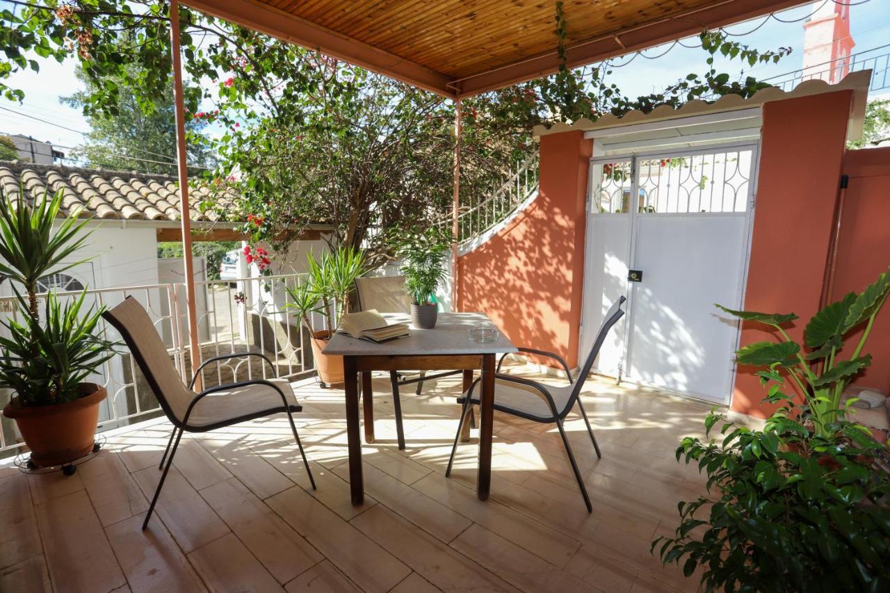 Family House At Corfu Townアパートメント エクステリア 写真